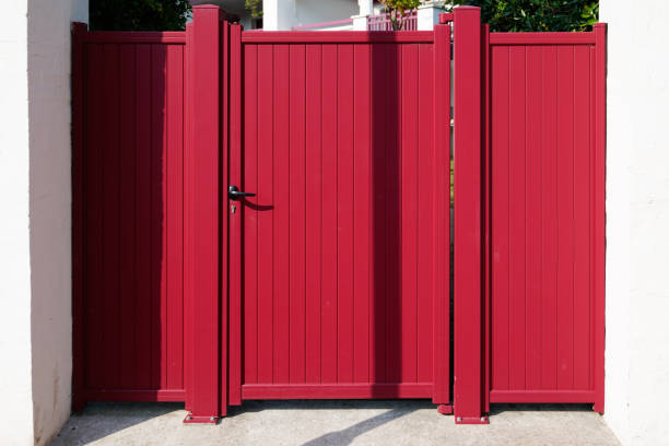 red small modern metal aluminum gate of suburb house - large aperture imagens e fotografias de stock