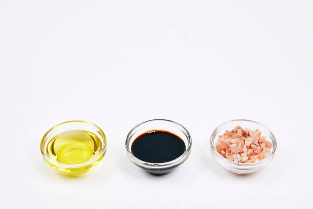 ciotole di olio d'oliva, sale e aceto balsamico su sfondo bianco - balsamic vinegar vinegar salad spoon foto e immagini stock