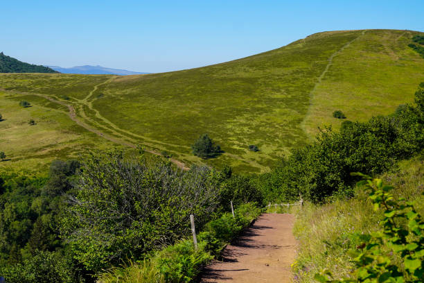 hiking trail access to the puy de dôme volcano from puy pariou in auvergne france - drill bit fotos stock-fotos und bilder