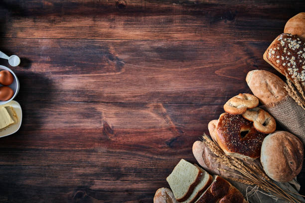 padaria artesanal: pães mistos frescos, pães e ingredientes fazendo uma moldura com espaço de cópia - bread soda bread baked sesame - fotografias e filmes do acervo