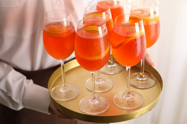 plateau de fixation de serveur avec cocktail de spritz d’aperol. boisson d’été - waiter butler champagne tray photos et images de collection