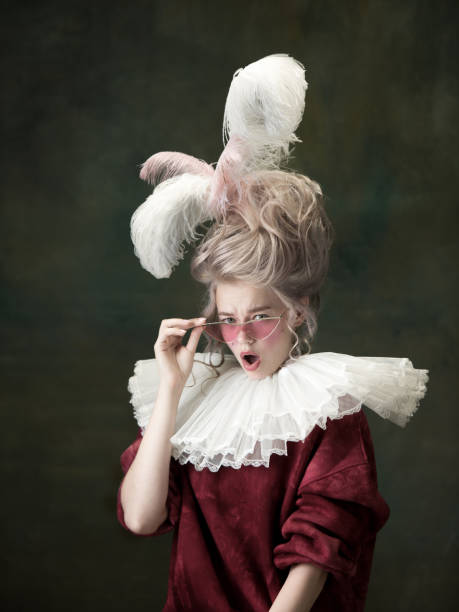 jeune femme comme marie antoinette sur le fond foncé. style rétro, comparaison des époques concept. - renaissance women queen fashion photos et images de collection