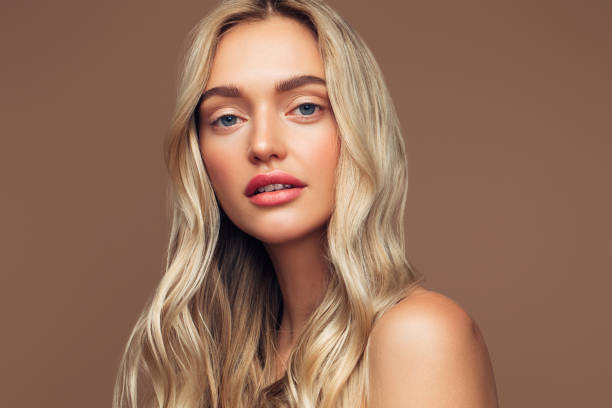 ritratto di ragazza con pelle pulita e trucco morbido - fashion model blond hair women beauty foto e immagini stock