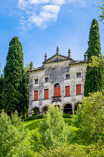 Villa Contarini degli Armeni, dating back to the 16th century, is one of the historic architectures of Asolo, a town in Veneto listed in the club The most beautiful villages in Italy.