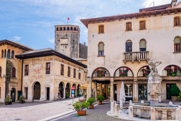 itália - asolo, praça garibaldi - tower treviso veneto palace - fotografias e filmes do acervo