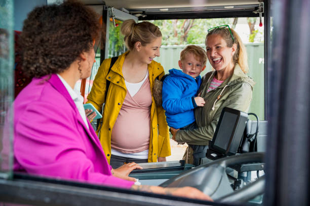 viaje en autobús - bus family travel destinations women fotografías e imágenes de stock