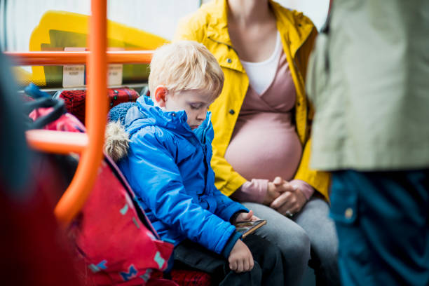 passare il tempo di distanza - bus family travel destinations women foto e immagini stock