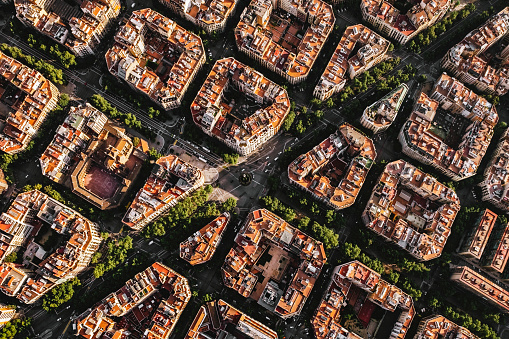 Vista aérea de los edificios típicos del paisaje urbano de Barcelona desde helicóptero. vista superior, Eixample residencial famosa red urbana photo