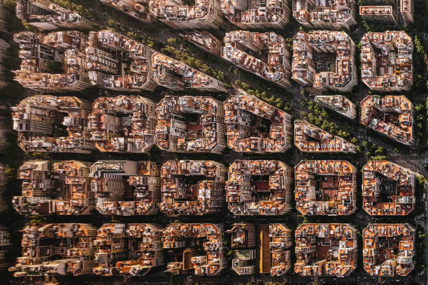 ヘリコプターからバルセロナの街並みの典型的な建物の空中写真。トップビュー、アシャンジアル・レジデンシャル・フェイシャル・アーバン・グリッド - バルセロナ ストックフォトと画像
