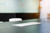 nahaufnahme-der-acryl-plexiglas-trennwand-mit-pass-through-auf-dem-schreibtisch-im.jpg?b=1&s=170x170&k=20&c=hPuGOIIFU0j5UTkaRqpcWaMXOsbYNvE9U4OoCTD7pvY=