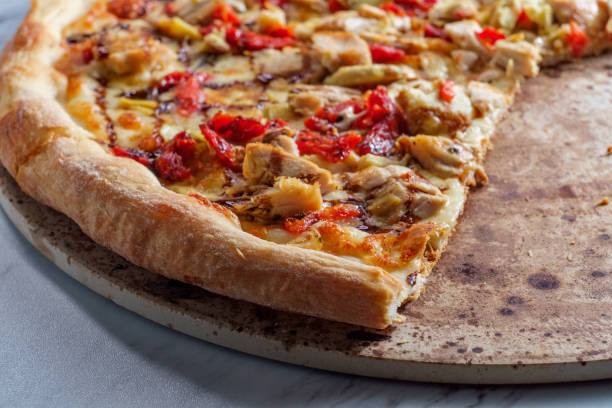 new york balsamico chicken pizza - pizza pastry crust oven meat stock-fotos und bilder