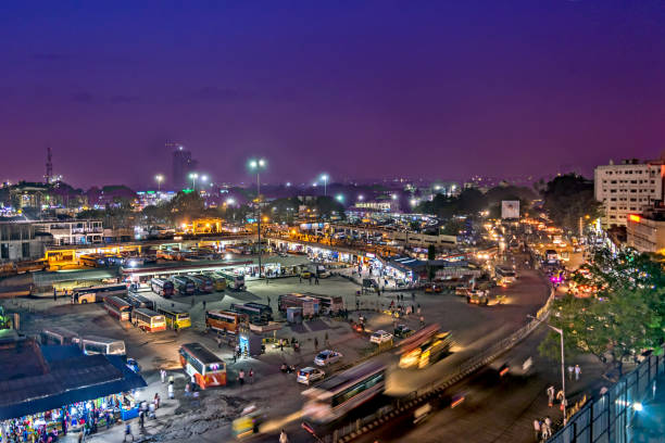 imagen arial de la terminal de autobuses de bangalore por la noche con cielo agradable. - india bangalore contemporary skyline fotografías e imágenes de stock