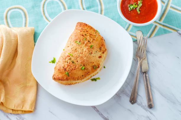 włoski pepperoni cheese calzone - pizza pastry crust stuffed cheese zdjęcia i obrazy z banku zdjęć