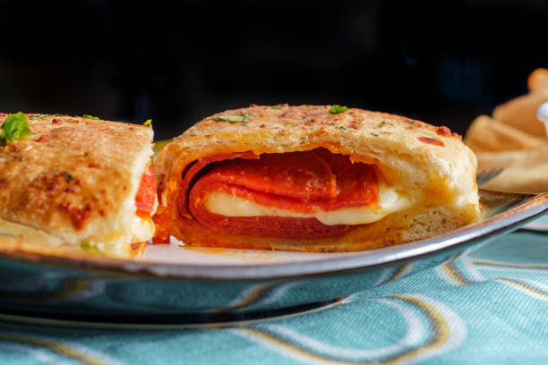 итальянский сыр пепперони кальцоне - pizza pastry crust stuffed cheese стоковые фото и изображения