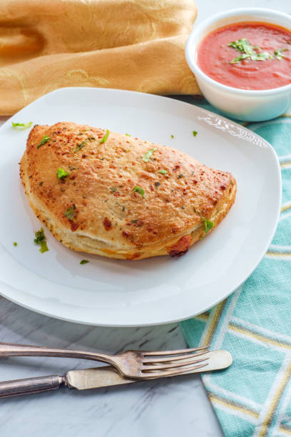 włoski pepperoni cheese calzone - pizza pastry crust stuffed cheese zdjęcia i obrazy z banku zdjęć