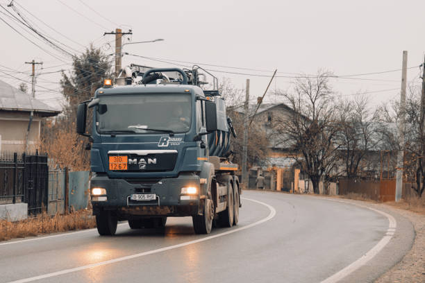 voitures sur la route asphaltée. voiture utilitaire (de la société rohrer group) dans le trafic.  targoviste, roumanie, 2020. - tirgoviste photos et images de collection