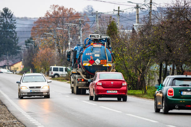 voitures sur la route asphaltée. voiture utilitaire (de la société rohrer group) dans le trafic.  targoviste, roumanie, 2020. - tirgoviste photos et images de collection