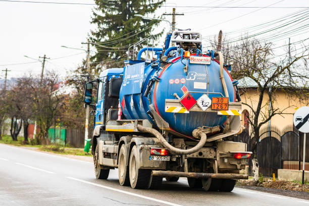 voitures sur la route asphaltée. voiture utilitaire (de la société rohrer group) dans le trafic.  targoviste, roumanie, 2020. - tirgoviste photos et images de collection