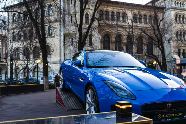 primo posto di una moderna auto jaguar blu di lusso di tipo f, premio per i giocatori d'azzardo. bucarest, romania, 2020 - gamblers foto e immagini stock
