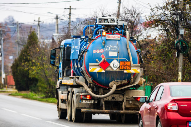 voitures sur la route asphaltée. voiture utilitaire (de la société rohrer group) dans le trafic.  targoviste, roumanie, 2020. - tirgoviste photos et images de collection