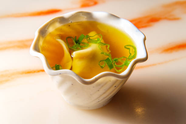 soupe chinoise wonton - americanized photos et images de collection