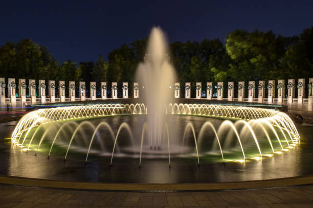 memorial de la segunda guerra mundial por la noche en washington, d.c. - veteran world war ii armed forces military fotografías e imágenes de stock