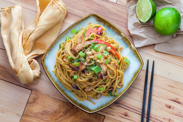 tajski masło orzechowe lo mein - spaghetti sauces pasta vegetable zdjęcia i obrazy z banku zdjęć