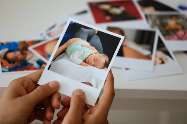 hand holding instant photo - instant camera instant print transfer frame photograph imagens e fotografias de stock