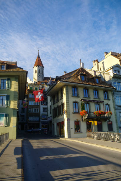 スイスのトゥンの旧市街にある堤防��のアレ川の古い家。ベルン州。 - berne europe tower fort ストックフォトと画像