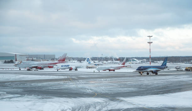 международный аэропорт внуково снаружи. это один из четырех крупных аэропортов, обслуживающих москву - editorial moscow russia airport sign стоковые фото и изображения
