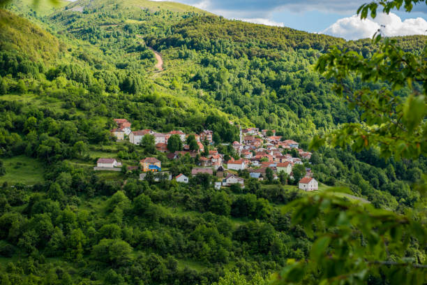 bergdorf - eastern europe mountain range mountain village stock-fotos und bilder