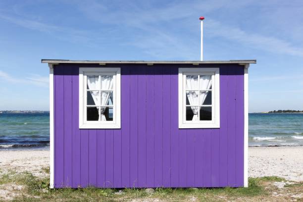エアロズコービング、エアロ島、デンマークの色付きビーチ小屋 - aeroe ストックフォトと画像
