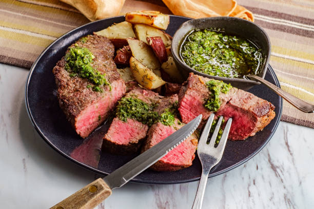 chimichurri steak und kartoffeln - chimichurri horizontal beef steak stock-fotos und bilder