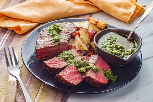 chimichurri steak und kartoffeln - chimichurri horizontal beef steak stock-fotos und bilder