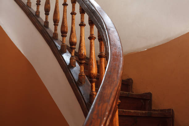 grade de escada espiral de madeira antiga com foco seletivo - bannister - fotografias e filmes do acervo