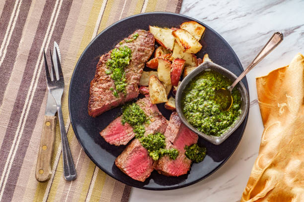 chimichurri steak und kartoffeln - chimichurri horizontal beef steak stock-fotos und bilder