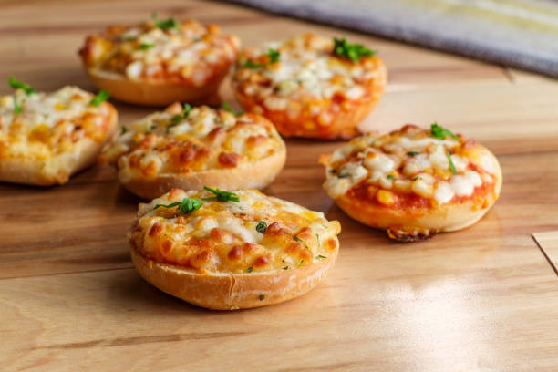 american pizza bagels - bite size imagens e fotografias de stock