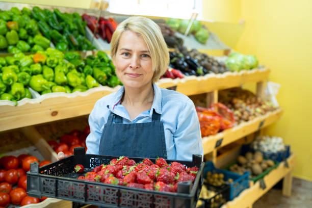 fiducioso proprietario di generi alimentari al lavoro guardando la fotocamera - business mature adult employment issues women foto e immagini stock