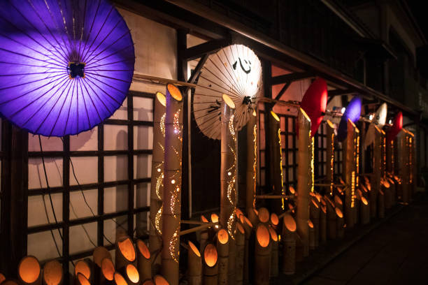 夏の日本の伝統的な竹の光祭りでカラフルなキャンドルライト