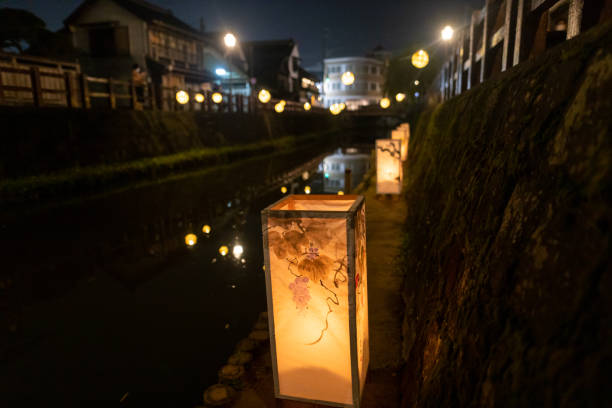 夏の日本の伝統的な竹の光祭りでカラフルなキャンドルライト