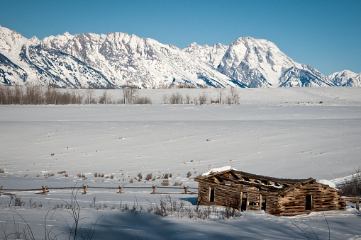 Homestead cabin, Teton Mountains in winter, Teton Naitonal Park, Jackson, WY, USA
