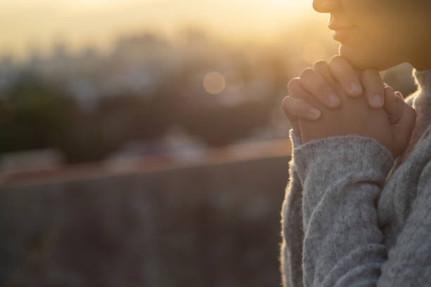 le donne alzano la mano per chiedere benedizione a dio. - releasing foto e immagini stock