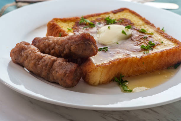 colazione salsiccia toast francese - french toast toast french culture syrup foto e immagini stock