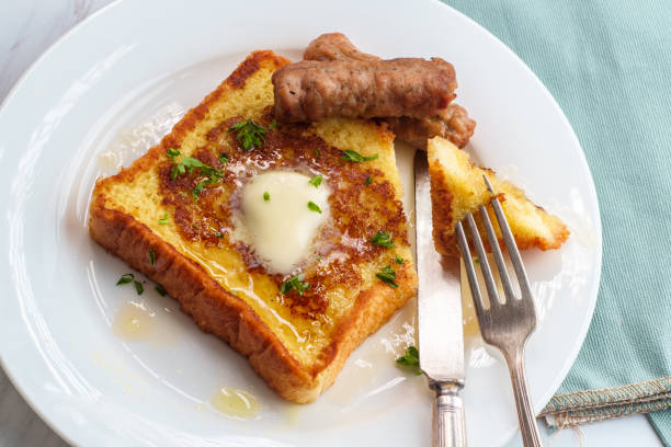 colazione salsiccia toast francese - french toast toast french culture syrup foto e immagini stock