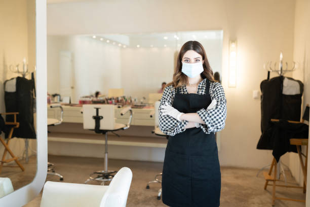 selbstbewusste künstlerin im studio während covid19 - owner hair salon beauty spa female stock-fotos und bilder