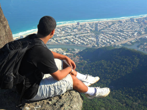 człowiek podziwiając wygląd góry kamienia gavea ( pedra da gavea ) w rio de janeiro - gavea mountain zdjęcia i obrazy z banku zdjęć