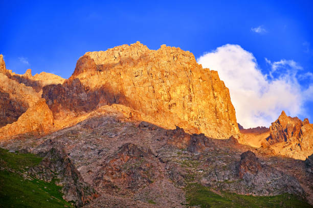 tramonto sulle rocce delle montagne - cliffside foto e immagini stock