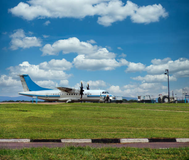 avión de hélice aterrizó - landed airplane travel commercial airplane fotografías e imágenes de stock