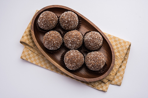 Chocolate Coconut Laddu or Laddoo is a twist to a traditional Nariyal Ladoo by mixing cocoa powder