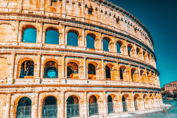 rome, italie - 08 mai 2017: beau paysage du colisée de rome- l’une des merveilles du monde. - gladiator rome italy sunlight photos et images de collection